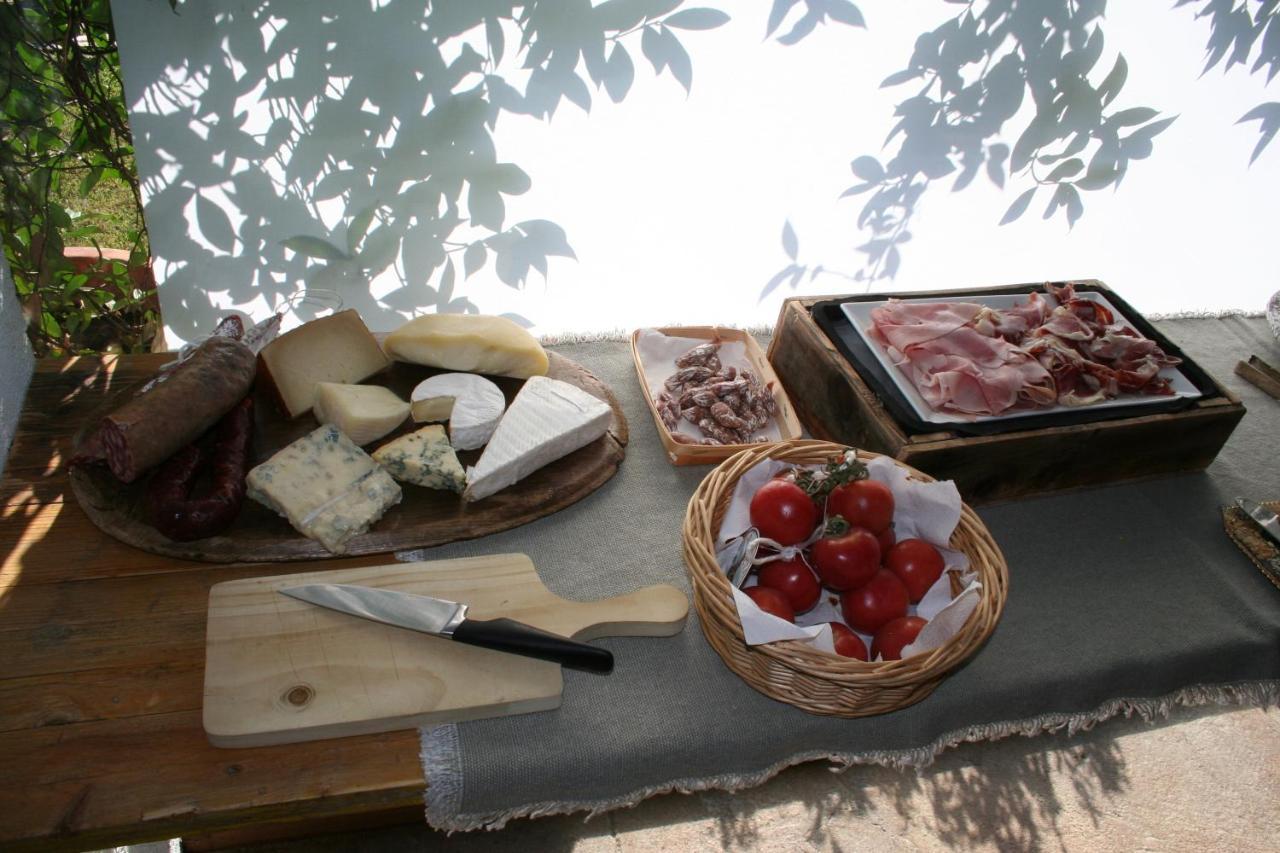 Le Rondini Bed & Breakfast Montras Bagian luar foto